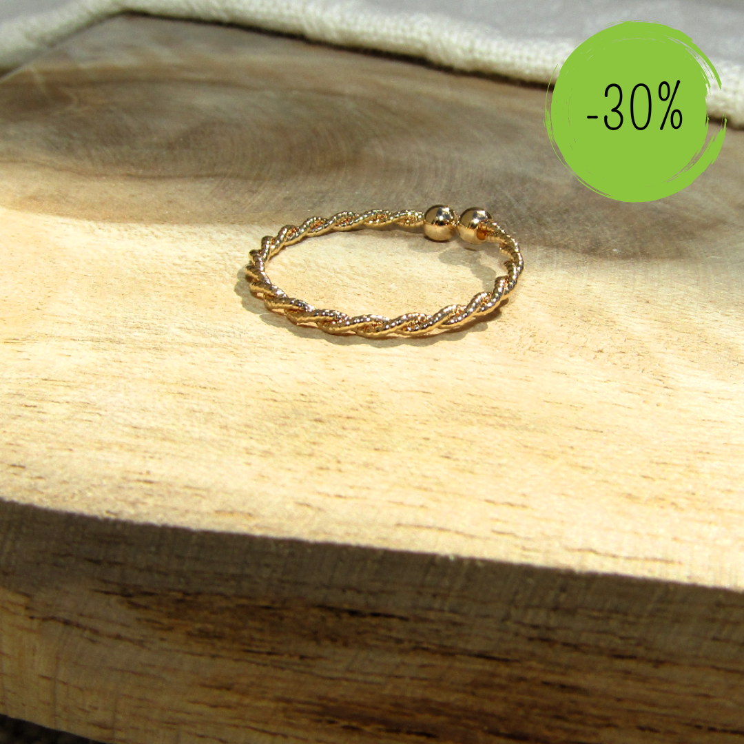 L'image présente une bague torsadée en plaqué or, ajustable pour un port confortable. Élégante et intemporelle, elle ajoute une touche de raffinement à votre style.