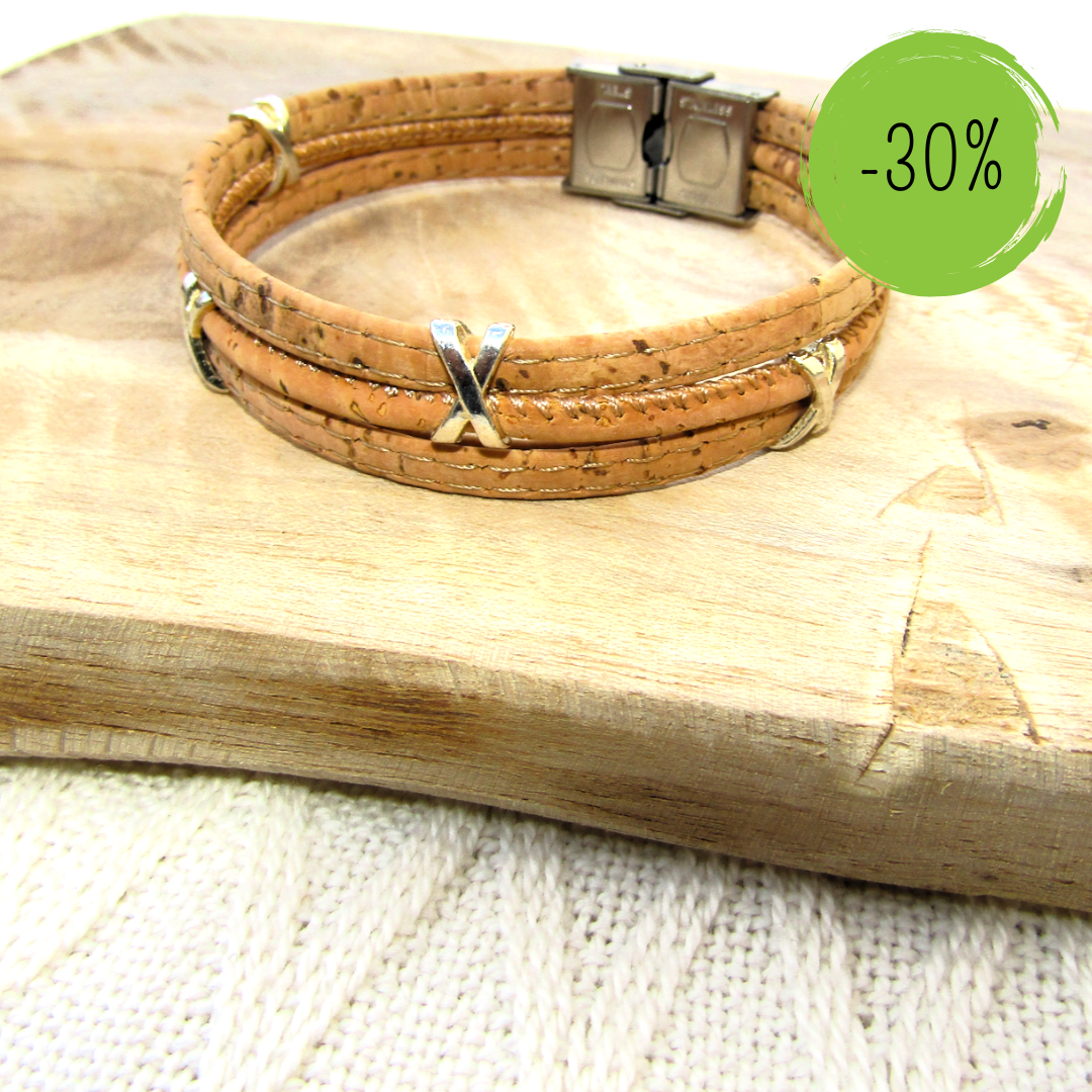 L'image présente le bracelet en liège naturel beige : Style masculin, 3 brins de liège avec perles ajourées. Fermoir ajustable en acier inoxydable brossé. Fabriqué à la main, éco-responsable.