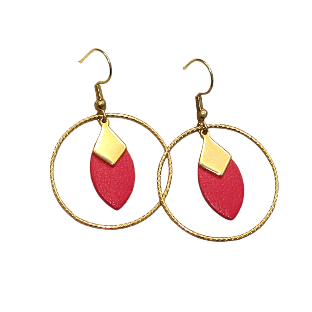 L'image présente les boucles d'oreilles éthiques LOU en cuir recyclé, dans une teinte rouge vibrante et audacieuse. Les boucles d'oreilles sont de taille moyenne, avec un design contemporain et élégant qui les rend polyvalentes pour toutes les occasions.