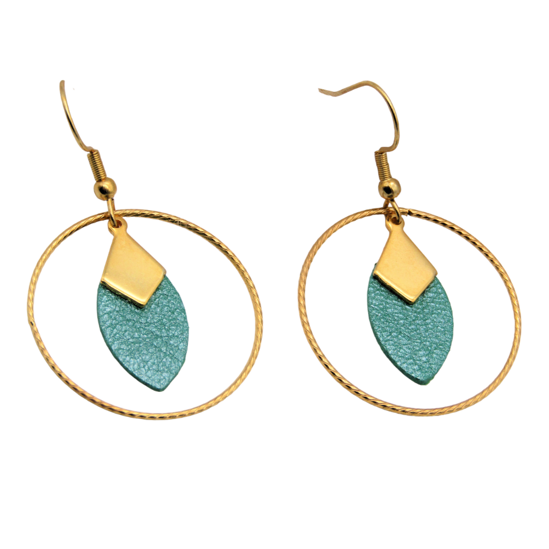 L'image présente les boucles d'oreilles éthiques LOU en cuir recyclé, dans une teinte vert brillant audacieuse et lumineuse. Les boucles d'oreilles sont de taille moyenne, avec un design contemporain et élégant qui les rend polyvalentes pour toutes les occasions.