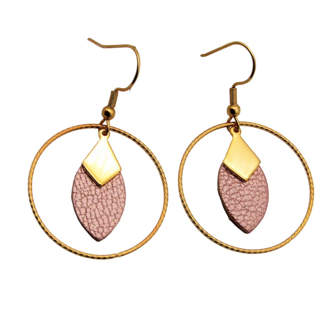 L'image présente les boucles d'oreilles éthiques LOU en cuir recyclé, dans une teinte vieux rose délicate et féminine. Les boucles d'oreilles sont de taille moyenne, avec un design moderne et élégant qui les rend polyvalentes pour toutes les occasions.