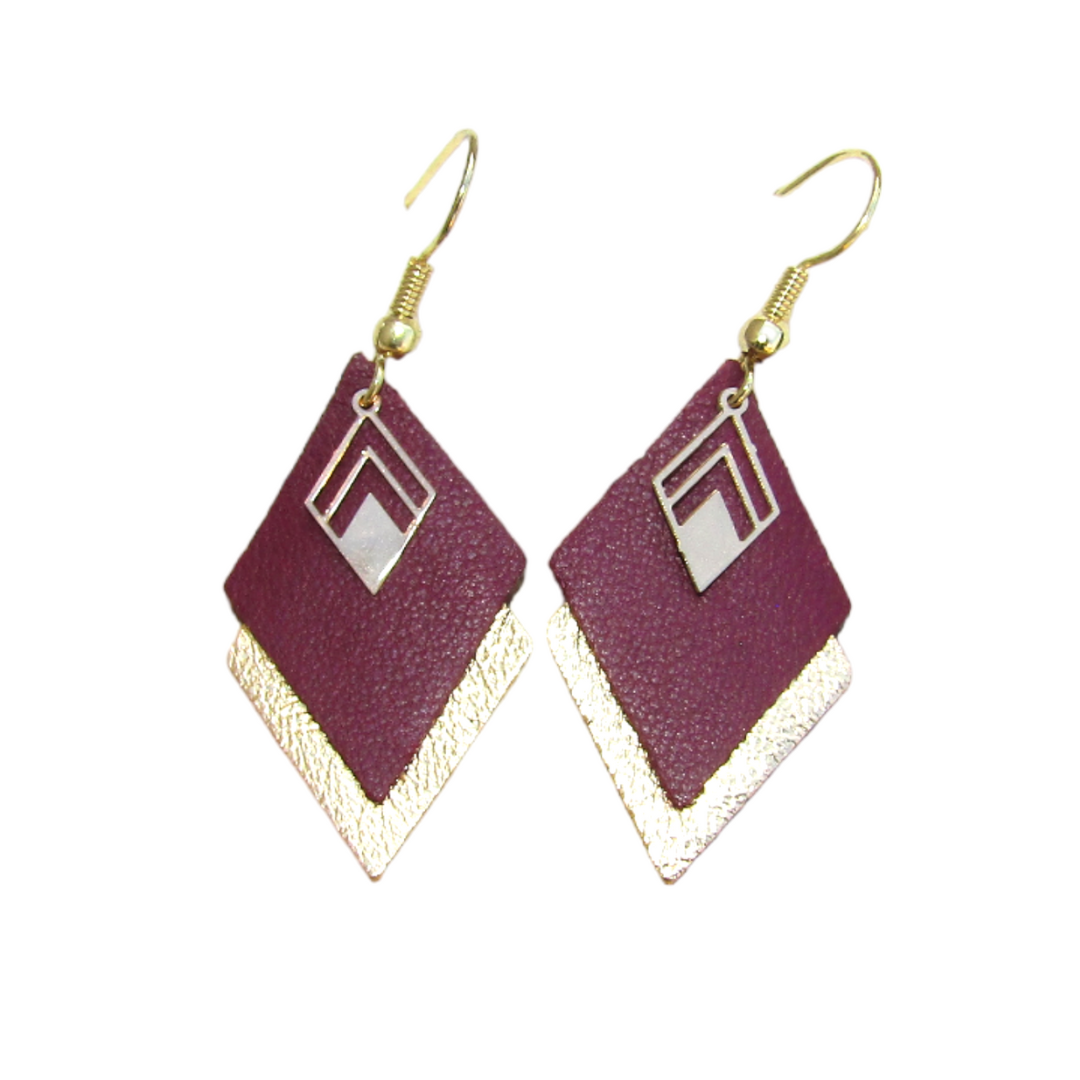 L'image présente les boucles d'oreilles éthiques LYA en cuir recyclé, dans une teinte bordeaux profonde et luxueuse. Les boucles d'oreilles sont de taille moyenne, avec un design contemporain et élégant qui les rend polyvalentes pour toutes les occasions.