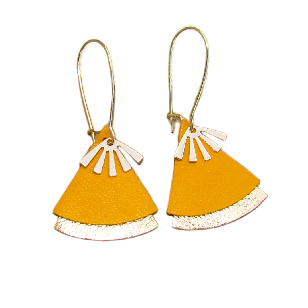 L'image présente les boucles d'oreilles éthiques STELLA en cuir upcyclé, dans une teinte jaune vibrante et élégante. Les boucles d'oreilles sont de taille moyenne, avec un design moderne et minimaliste qui les rend polyvalentes pour toutes les occasions.