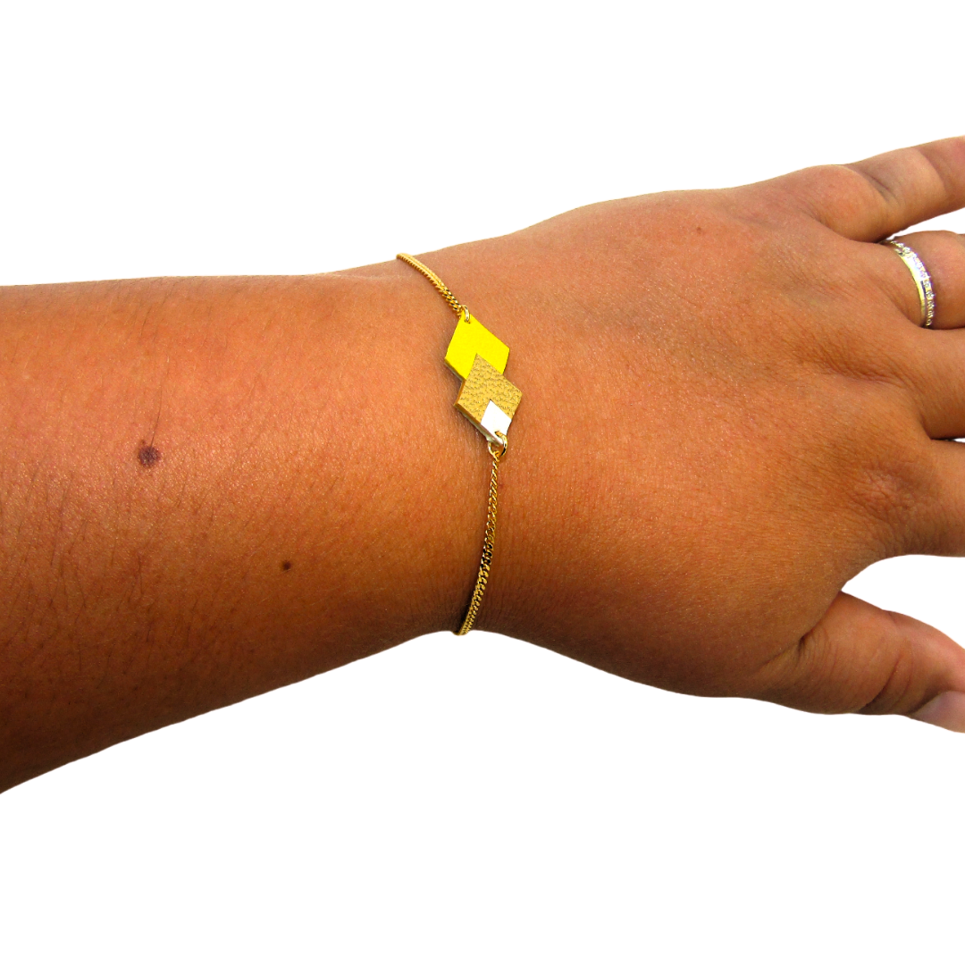 L'image présente le bracelet éthique Inka en cuir upcyclé, dans une teinte jaune classique et sophistiquée. Le bracelet est conçu avec un design moderne et minimaliste, mettant en valeur la beauté du cuir upcyclé utilisé dans sa fabrication.