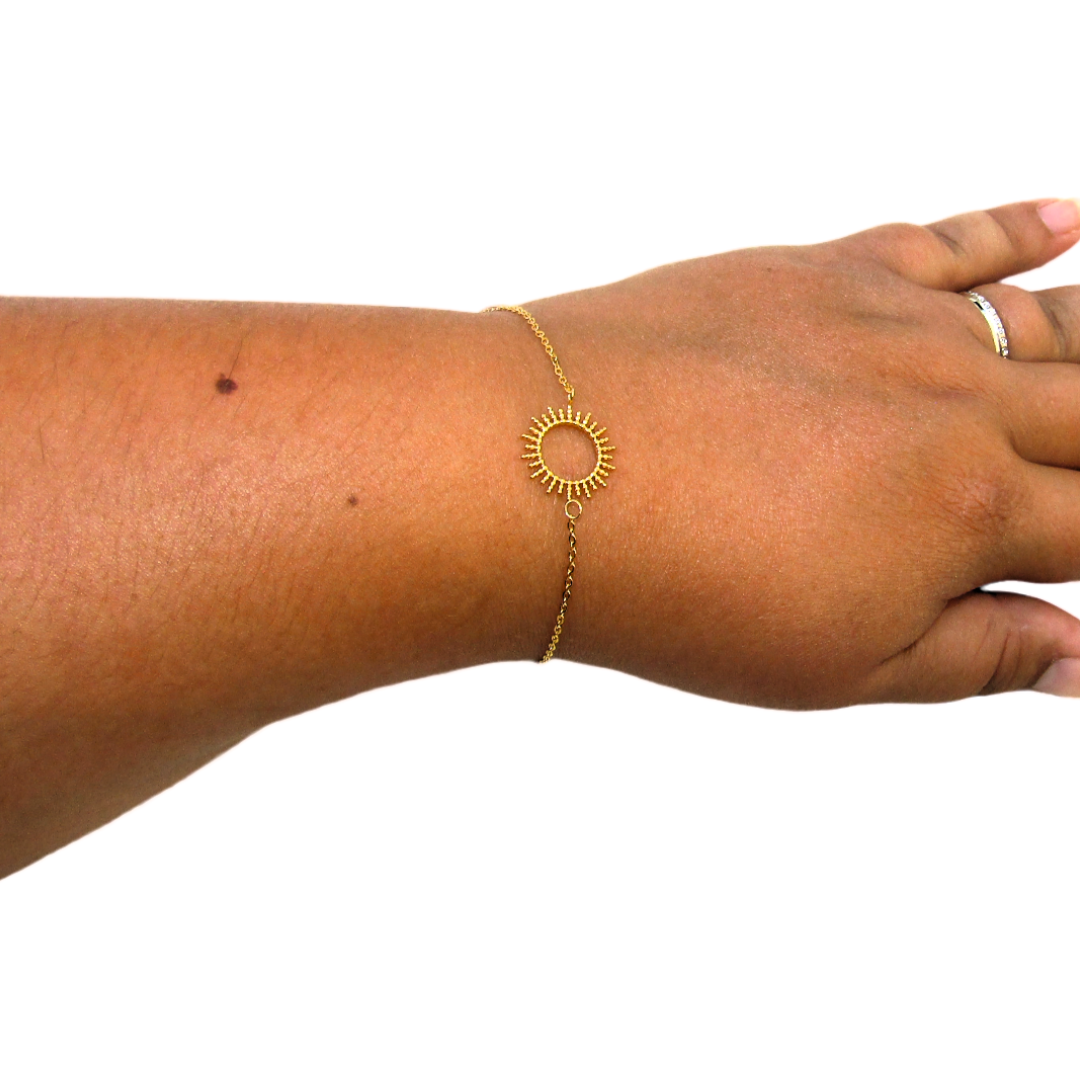 L'image présente le bracelet soleil en acier inoxydable, un bijou élégant et intemporel. Le bracelet est orné d'un charmant motif en forme de soleil, représentant la chaleur et la luminosité.