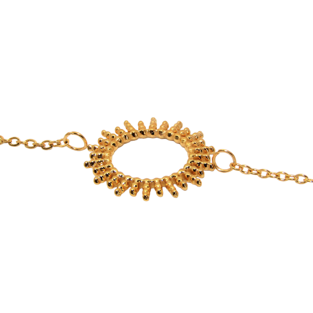 L'image présente le bracelet soleil en acier inoxydable, un bijou élégant et intemporel. Le bracelet est orné d'un charmant motif en forme de soleil, représentant la chaleur et la luminosité.