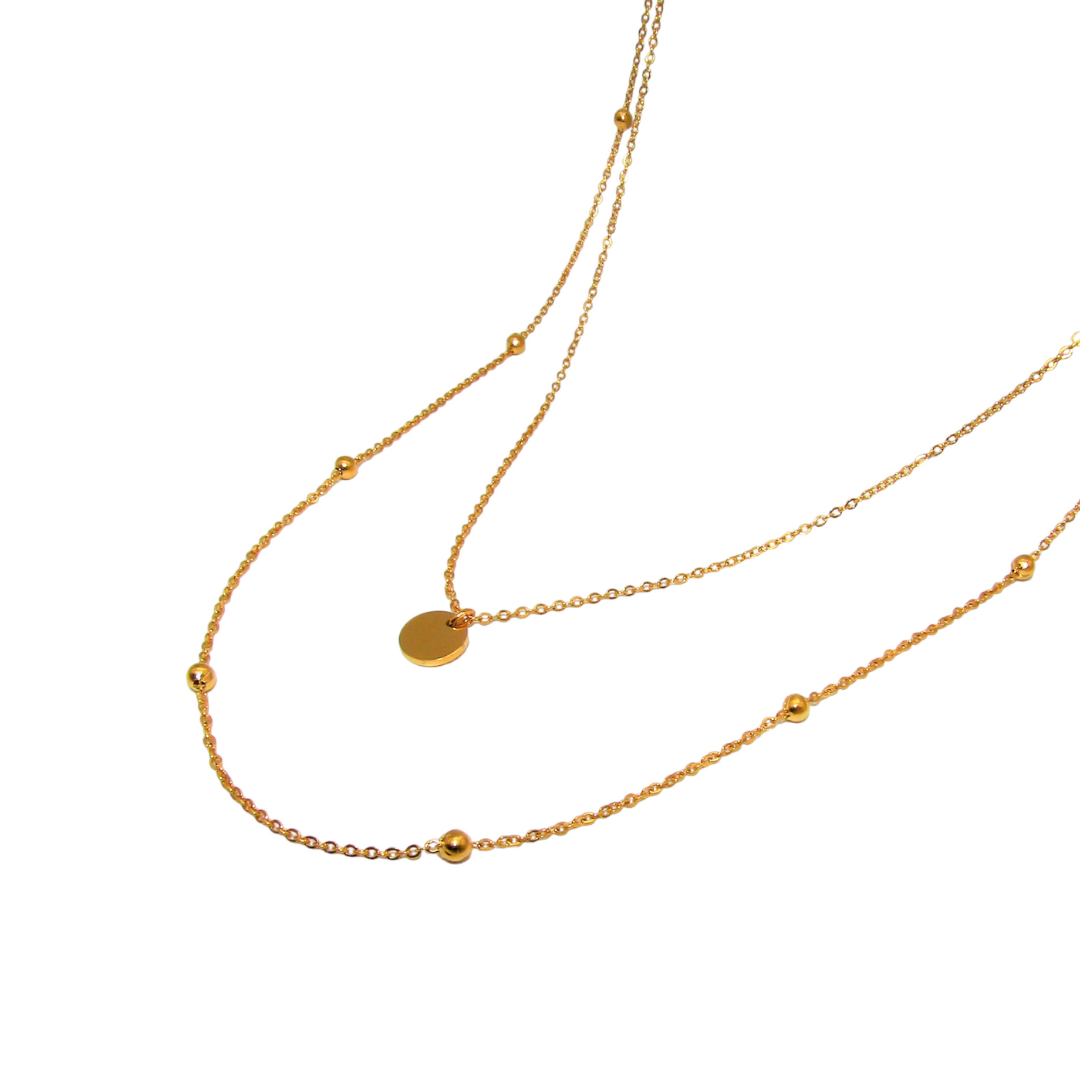 L'image présente le collier double rang pendentif rond, délicat et sophistiqué, avec un matériau ultraléger pour une durabilité maximale. Parfait pour les moments spéciaux ou au quotidien.