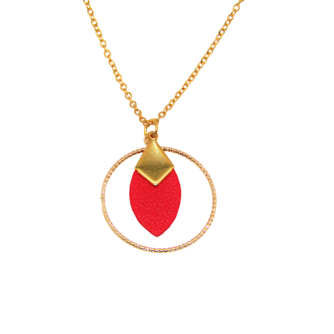 L'image présente le collier LOU rouge en cuir recyclé et acier inoxydable. Chic et durable, s'adapte à toutes vos tenues.