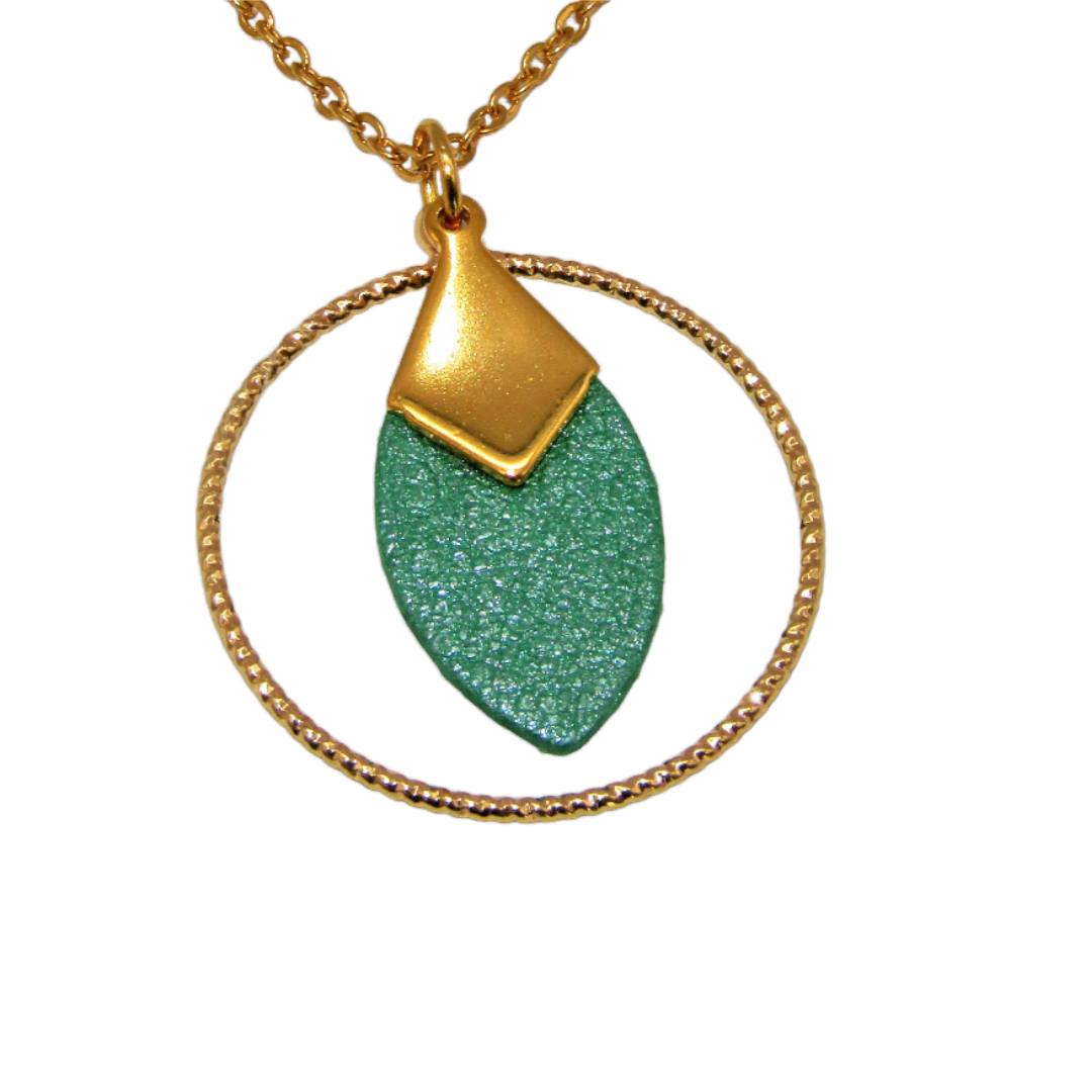 L'image présente le collier LOU - vert brillant en cuir recyclé et acier inoxydable. Un accessoire éco-responsable au style unique.