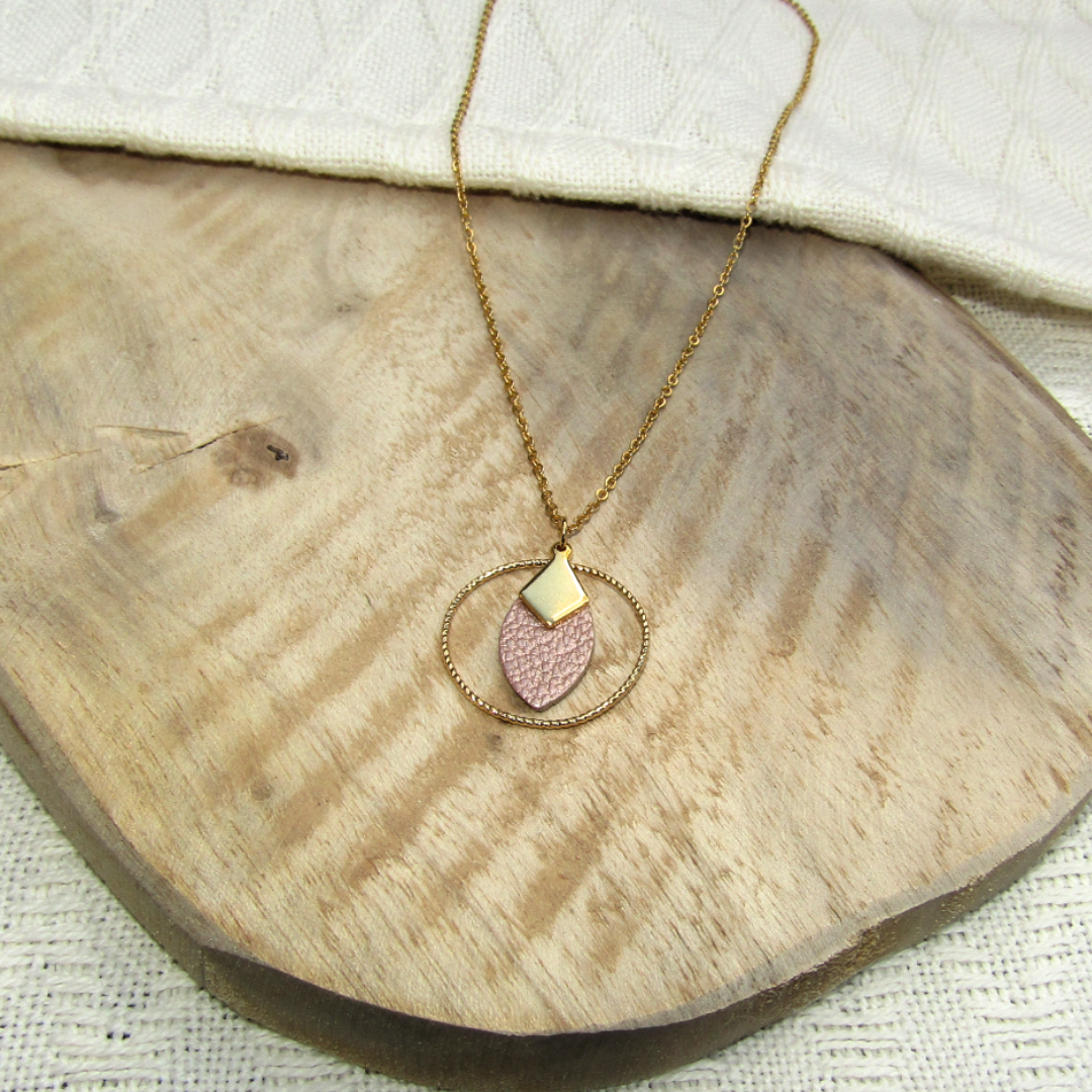 L'image présente le collier LOU vieux rose. Élégant en cuir recyclé et acier inoxydable. Chic et durable, pour toutes vos tenues.