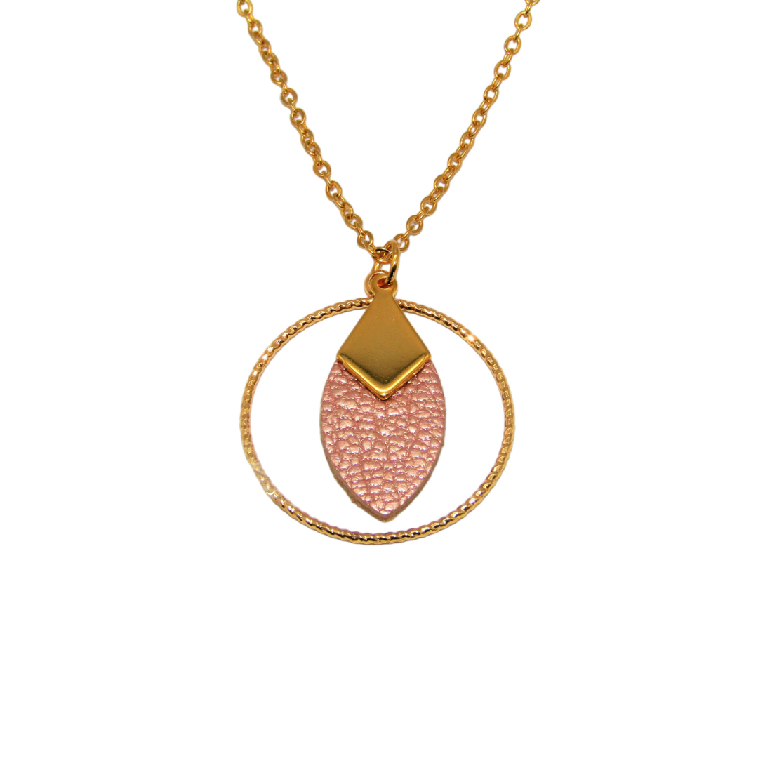 L'image présente le collier LOU vieux rose. Élégant en cuir recyclé et acier inoxydable. Chic et durable, pour toutes vos tenues.